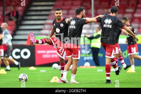 Kwesi Appiah une nouvelle signature pour Crawley sur la gauche s'échauffe avant le match de la Sky Bet League deux entre Crawley Town et Salford City au stade de pension du peuple, Crawley , Royaume-Uni - 17 août 2021 - usage éditorial seulement. Pas de merchandising. Pour les images de football, les restrictions FA et Premier League s'appliquent inc. Aucune utilisation Internet/mobile sans licence FAPL - pour plus de détails, contactez football Dataco Banque D'Images