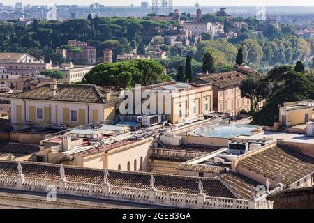 Vue à distance à la Basilique Santi Bonifacio e Alessio sur la colline d'Aventin à Rome, Italie Banque D'Images