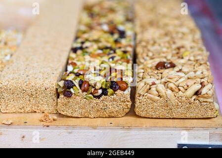 Halva sucré, dessert à base de graines de sésame avec noix sur le plateau du marché. Mise au point sélective. Banque D'Images