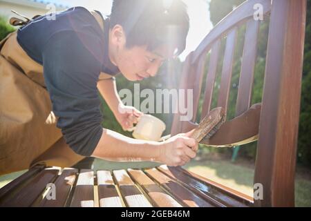 Homme japonais travaillant dans le jardin Banque D'Images