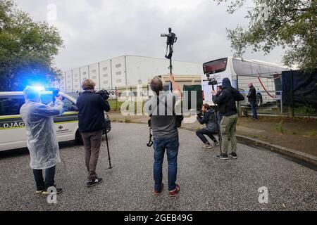 Hambourg, Allemagne. 18 août 2021. Escorté par la police militaire, un bus arrive de Francfort avec des personnes qui avaient été évacuées d'Afghanistan. Les premières forces afghanes locales qui ont été dévolées de Kaboul sont arrivées dans un centre d'accueil à Hambourg en début de soirée. Crédit : Bodo Marks/dpa/Alay Live News Banque D'Images