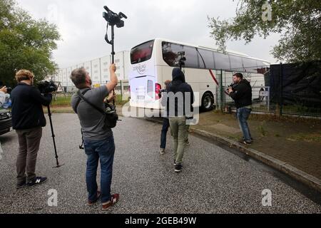 Hambourg, Allemagne. 18 août 2021. Escorté par la police militaire, un bus arrive de Francfort avec des personnes qui avaient été évacuées d'Afghanistan. Les premières forces afghanes locales qui ont été dévolées de Kaboul sont arrivées dans un centre d'accueil à Hambourg en début de soirée. Crédit : Bodo Marks/dpa/Alay Live News Banque D'Images