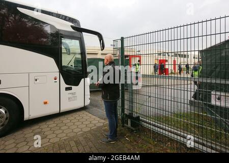 Hambourg, Allemagne. 18 août 2021. Escorté par la police militaire, un bus arrive de Francfort avec des personnes qui avaient été évacuées d'Afghanistan. Les premières forces afghanes locales qui ont été dévolées de Kaboul sont arrivées dans un centre d'accueil à Hambourg en début de soirée. Crédit : Bodo Marks/dpa/Alay Live News Banque D'Images