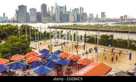 Brooklyn Bridge Park - Pier 6 - Beach Volleyball courts, Brooklyn, New York, États-Unis Banque D'Images