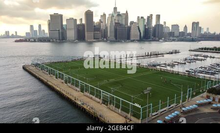 Terrain de football, Brooklyn Bridge Park Pier 5, Brooklyn, NY, États-Unis Banque D'Images