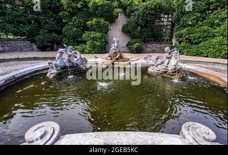 Fontaines dans un beau jardin formel Banque D'Images