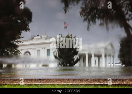 Washington, États-Unis. 18 août 2021. Le Portico nord de la Maison Blanche se reflète dans une flaque de pluie le 18 août 2021 à Washington, DC. (Photo d'Oliver Contreras/Sipa USA) Credit: SIPA USA/Alay Live News Banque D'Images