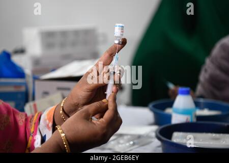 Dhaka, Bangladesh. 18 août 2021. Un travailleur de la santé a vu préparer le vaccin Sinopharm contre le coronavirus Covid-19 au cours d'une campagne spéciale de vaccination à la jupe de Daulatdia, à Dhaka. (Photo de Piyas Biswas/SOPA Images/Sipa USA) crédit: SIPA USA/Alay Live News Banque D'Images