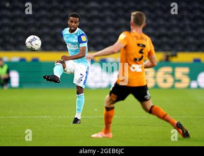 Nathan Byrne (à gauche) du comté de Derby et Callum Elder de Hull City se battent pour le ballon lors du match du championnat Sky Bet au MKM Stadium, à Hull. Date de la photo: Mercredi 18 août 2021. Banque D'Images