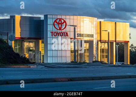 Concessionnaire automobile de Stone Mountain Toyota au coucher du soleil à Lilburn, Géorgie. (ÉTATS-UNIS) Banque D'Images