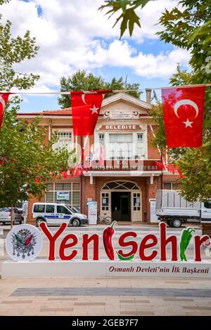 Yenisehir, Bursa, Turquie - 14 août 2021 : façade d'entrée de l'hôtel de ville et monument du nom de Yenisehir. Yenisehir est connu comme le premier capit Banque D'Images