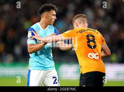 Lee Buchanan du comté de Derby (à gauche) et Greg Docherty de Hull City se battent pour le ballon lors du match du championnat Sky Bet au MKM Stadium, à Hull. Date de la photo: Mercredi 18 août 2021. Banque D'Images