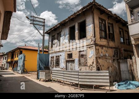 Yenisehir, Bursa, Turquie - 14 août 2021 : architecture générique des rues de la ville de Yenisehir dans la province de Bursa en Turquie. Yenisehir était le premier Banque D'Images