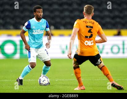 Nathan Byrne (à gauche) du comté de Derby et Callum Elder de Hull City se battent pour le ballon lors du match du championnat Sky Bet au MKM Stadium, à Hull. Date de la photo: Mercredi 18 août 2021. Banque D'Images