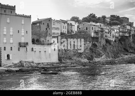 Collioure, France ; 27 août 2017 : maisons au-dessus de la mer. Banque D'Images