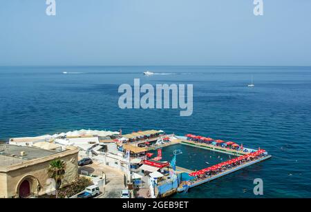 Piscine d'eau de mer publique en plein air sur la plage de Sliema Banque D'Images