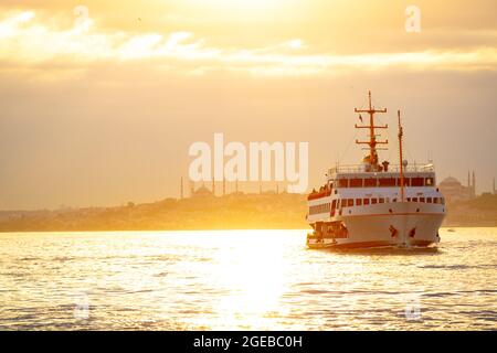 Ferry en ligne d'Istanbul et paysage urbain d'Istanbul au coucher du soleil. Transports en commun à Istanbul. Voyage en Turquie. Heure d'or et ferry sur le bosphore Banque D'Images