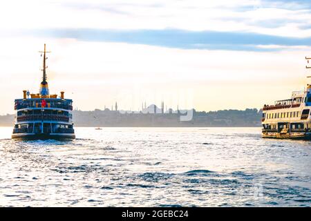 Ferry en ligne d'Istanbul et paysage urbain d'Istanbul au coucher du soleil. Transports en commun à Istanbul. Voyage en Turquie. Heure d'or et ferry sur le bosphore Banque D'Images