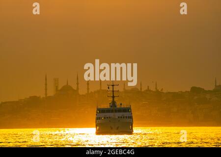 Ferry en ligne d'Istanbul et paysage urbain d'Istanbul au coucher du soleil. Transports en commun à Istanbul. Voyage en Turquie. Heure d'or et ferry sur le bosphore Banque D'Images