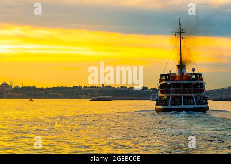 Ferry en ligne d'Istanbul et paysage urbain d'Istanbul au coucher du soleil. Transports en commun à Istanbul. Voyage en Turquie. Heure d'or et ferry sur le bosphore Banque D'Images