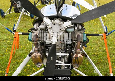 Popham, près de Basingstoke, Angleterre - août 2021 : vue rapprochée de l'hélice et du moteur rotatif d'un avion microléger. Banque D'Images