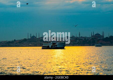 Ferry en ligne d'Istanbul et paysage urbain d'Istanbul au coucher du soleil. Transports en commun à Istanbul. Voyage en Turquie. Heure d'or et ferry sur le bosphore Banque D'Images