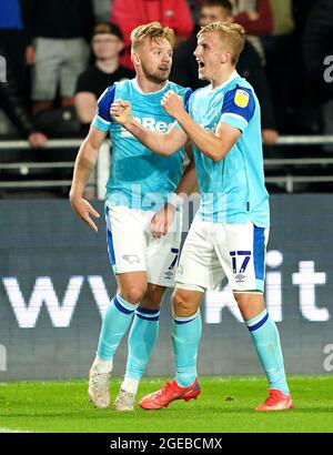 Kamil Jozwiak (à gauche) et Louie Sibley (à droite) du comté de Derby célèbrent le premier but de leur côté du match, marqué par Sam Baldock (non représenté) lors du match du championnat Sky Bet au MKM Stadium, à Hull. Date de la photo: Mercredi 18 août 2021. Banque D'Images