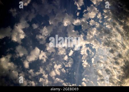 Photo de la composition de petits nuages dans un ciel bleu à la taille au coucher du soleil Banque D'Images