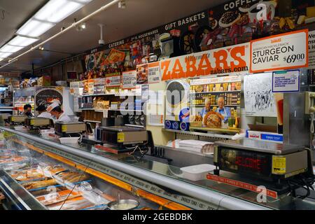NEW YORK, NY -14 MARS 2021- vue de Zabars, un magasin de spécialités alimentaires situé sur Broadway, dans l'Upper West Side de Manhattan. Il est célèbre pour son deli a Banque D'Images