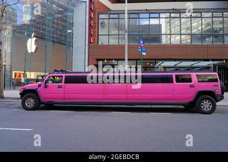 NEW YORK, NY -14 MARS 2021- vue d'une limousine Hummer H2 rose étirée sur la rue de New York. Banque D'Images