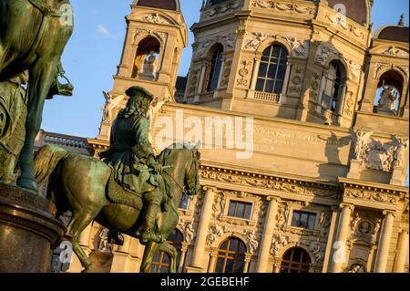 Une statue de cavalier au monument Maria Theresa, Vienne, Autriche Banque D'Images