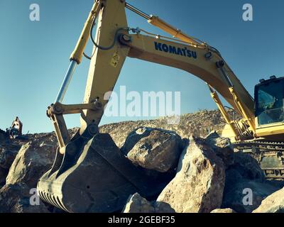 Excavatrice Komatsu dans les travaux de construction de routes Banque D'Images
