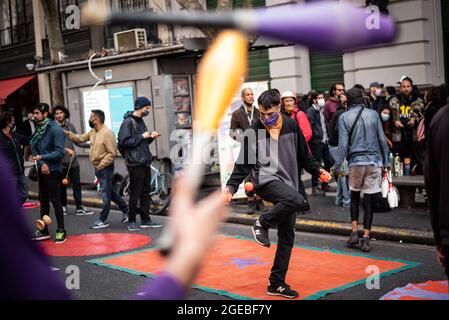 Buenos Aires, Argentine. 18 août 2021. Les manifestants se réunissent à l'extérieur du Ministère de la Culture pendant la manifestation.des artistes de rue ont organisé une manifestation à l'extérieur du Ministère de la Culture pour dénoncer les persécutions des gouvernements de la ville autonome de Buenos Aires. Crédit : SOPA Images Limited/Alamy Live News Banque D'Images