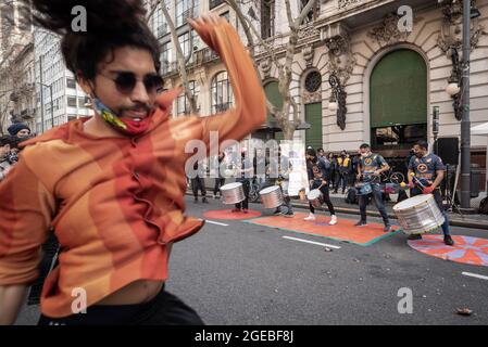 Buenos Aires, Argentine. 18 août 2021. Les manifestants sont vus danser pendant la manifestation.des artistes de rue ont organisé une manifestation devant le Ministère de la culture pour dénoncer les persécutions des gouvernements de la ville autonome de Buenos Aires. Crédit : SOPA Images Limited/Alamy Live News Banque D'Images