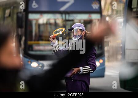 Buenos Aires, Argentine. 18 août 2021. Un manifestant fait des bulles d'eau pendant la manifestation.des artistes de rue ont organisé une manifestation à l'extérieur du Ministère de la Culture pour dénoncer les persécutions des gouvernements de la ville autonome de Buenos Aires. Crédit : SOPA Images Limited/Alamy Live News Banque D'Images