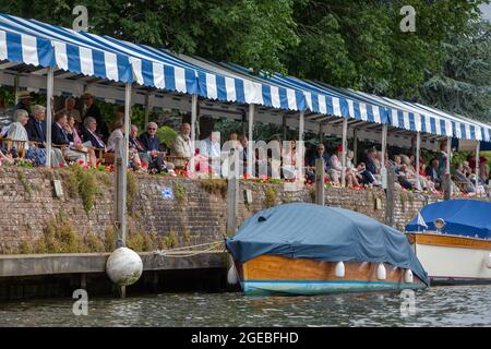 Henley-upon-Thames, Oxfordshire, Royaume-Uni. Henley Royal Regatta, Covid a adapté les courses avec des chaleurs traditionnels menant à la finale du dimanche grand en août Banque D'Images