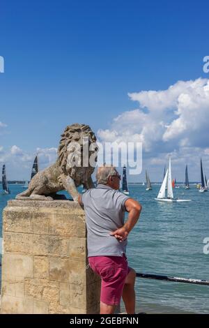 Homme regardant des courses de yacht depuis l'esplanade pendant la semaine de Cowes 2021, Cowes, île de Wight, Angleterre Banque D'Images