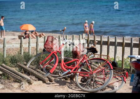 Formentera, Espagne: 2021 août 17: Location de vélo sur la plage de Mijorn à Formentera, Espagne en été. Banque D'Images