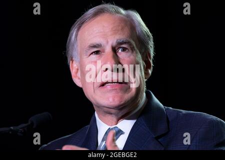 Le gouverneur du Texas, Greg Abbott, parle sans masque à un groupe de chefs d'entreprise texans à Austin le 9 août 2021 -- huit jours avant un test positif COVID-19 le 17 août. Le gouverneur, qui est testé quotidiennement, reçoit un traitement par anticorps monoclonal Regeneron et ne présente aucun symptôme. Banque D'Images