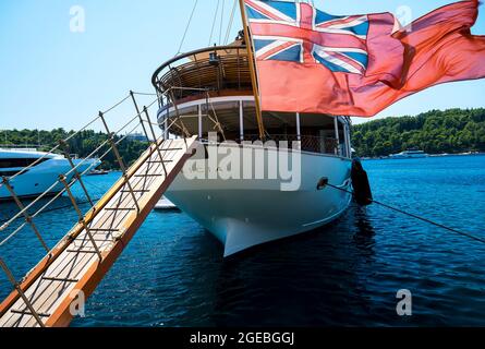 Un yacht volant le Red Ensign dans la belle marina de Cavtat sur la côte Adriatique de Croatie Banque D'Images