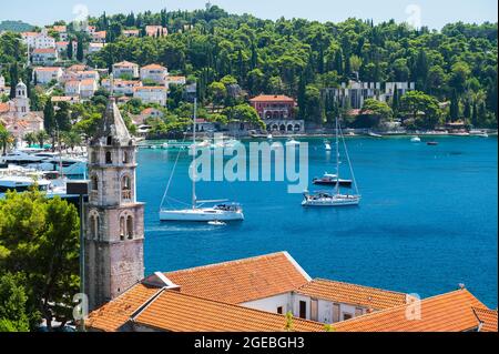 La belle marina de Cavtat sur la côte Adriatique de Croatie, prise du point de vue élevé du mausolée de Racic Banque D'Images