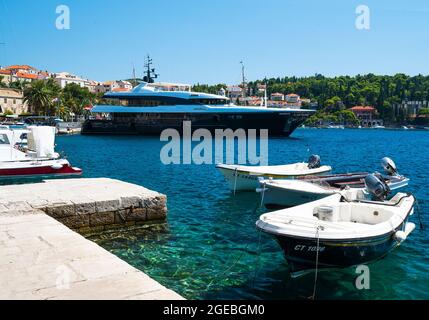 Petits bateaux et un yacht de luxe dans la belle marina de Cavtat sur la côte Adriatique de la Croatie Banque D'Images