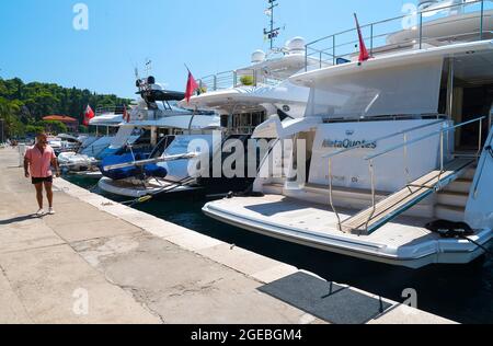 La belle marina de Cavtat sur la côte Adriatique de Croatie Banque D'Images