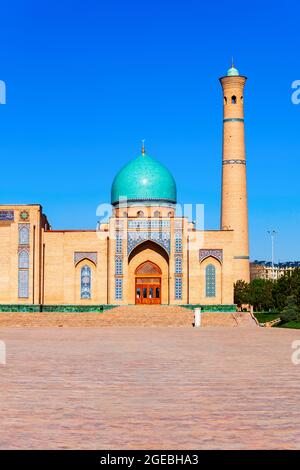 Mosquée Hazrati Imam et complexe Mubarak Madrasa dans le centre de la ville de Tachkent en Ouzbékistan Banque D'Images