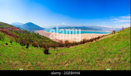 Le lac Charvak ou Chorvoq est un réservoir d'eau dans la région de Chimgan, la chaîne de montagnes Tian Shan ou Tengri Tagh près de la ville de Taskent en Ouzbékistan Banque D'Images