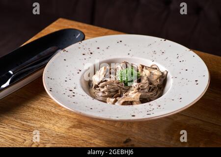 spaghetti de sarrasin. Nouilles de sarrasin avec un mélange de champignons de la forêt. Banque D'Images