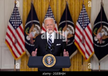 Le président des États-Unis, Joe Biden, prononce un discours sur la réponse du COVID-19 et le programme de vaccination dans la salle est de la Maison Blanche à Washington, DC, le mercredi 18 août 2021. Plus tôt aujourd'hui, l'Administration Biden a annoncé que, à partir de la semaine du 20 septembre, les agences américaines se préparent à offrir des injections de rappel à tous les Américains admissibles qui ont reçu les vaccins Pfizer ou Moderna. Crédit: Chris Kleponis/CNP Banque D'Images