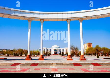 Arche à la place de l'indépendance ou Mustaqillik Maydoni dans la ville de Nukus dans la région de Karakalpakstan en Ouzbékistan Banque D'Images