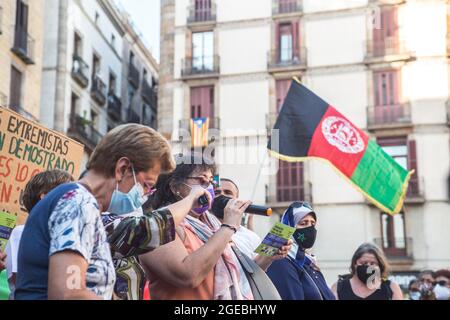 Barcelone, Espagne. 18 août 2021. Un manifestant s'exprime au cours de la manifestation.près de cinq cents personnes ont manifesté à Barcelone en solidarité avec les filles et les femmes d'Afghanistan et en défense de leurs droits sous le slogan «Afghanistan: Pour une vie avec dignité et liberté». (Photo de Thiago Prudencio/SOPA Images/Sipa USA) crédit: SIPA USA/Alay Live News Banque D'Images