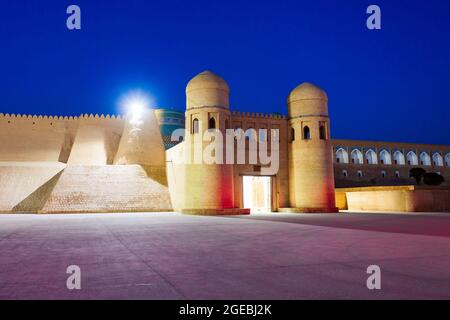 Porte ouest du Kala Itchan, ancienne ville fortifiée de la ville de Khiva en Ouzbékistan la nuit Banque D'Images